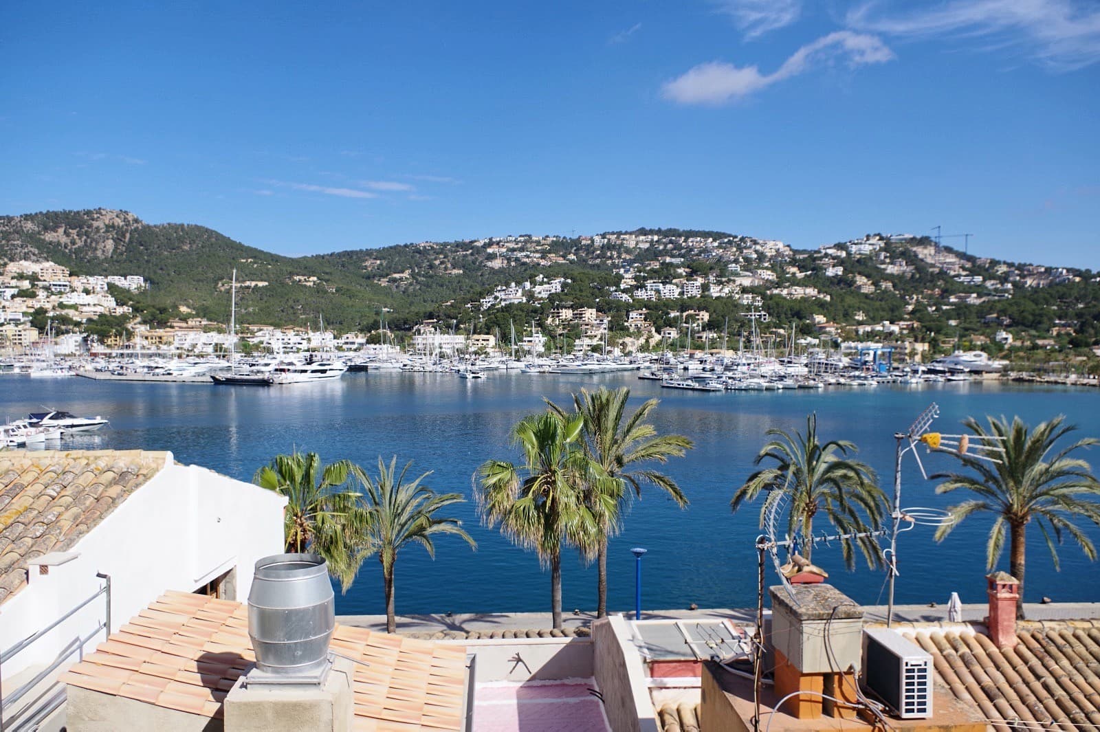 Apartment directly on the harbor of Port Andratx with views over the harbor district and the pier – perfect for enjoying from your own balcony. The apartment is on the third floor and comprises three bedrooms (two doubles and one single) and two bathrooms, one with a shower and one with a bathtub. The open-plan living and dining area with floor-to-ceiling windows and access to the 7 m² balcony offers beautiful views of the harbor. For year-round comfort, the apartment is equipped with air conditioning (hot/cold).