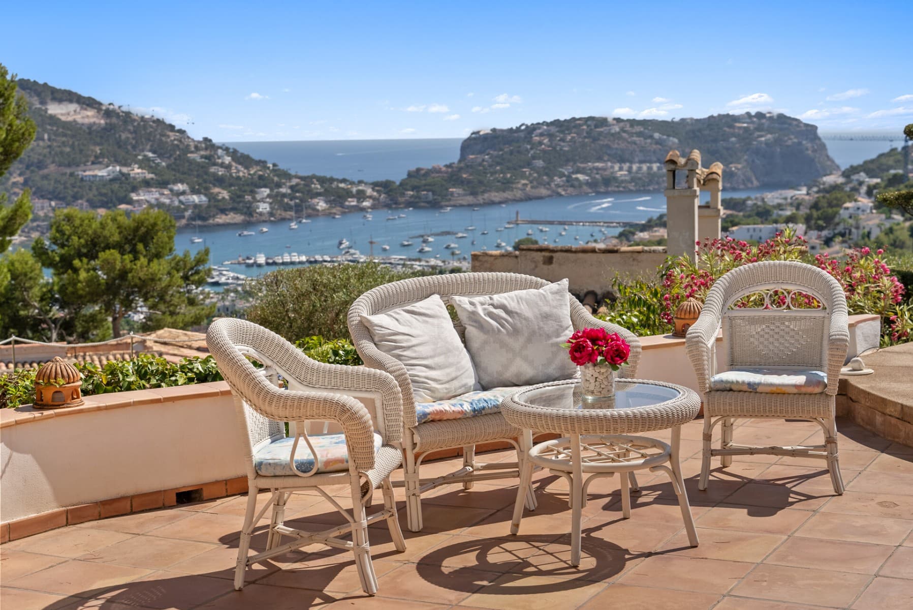 Would you like to live high above one of Mallorca's most desirable neighborhoods, in a villa with spectacular views over the harbor and the sea? Then be sure to check out this rare opportunity we'd like to present to you! This stylish villa enjoys a privileged south-facing hillside location above the harbor of Port d'Andratx in the sought-after residential area of Can Borras . Its elevated position guarantees breathtaking panoramic views of the sea and the marina from virtually every room: from the living room and dining room to all four bedrooms. The Mediterranean-style property offers approximately 316 m² of living space spread over two levels. The ground floor includes an elegant entrance hall, a  A living room with a fireplace, an open-plan dining room with a modern fitted kitchen, a utility room, and a bathroom. The upper floor houses the master bedroom with a dressing room and en-suite bathroom, two further bedrooms, an additional bathroom, a conservatory, and a balcony with sea views. The outdoor area features a spacious swimming pool (approx. 37 m²) , open and covered terraces , a BBQ area , a gazebo, and a lovingly landscaped garden . A garage for one vehicle is also available. The high-quality features include: Central heating (gas), air conditioning in the bedrooms, tiled floors, fitted wardrobes, some with electric shutters, double glazing and an alarm system. A special highlight is the permittable expansion reserve of approx. 113 m² (according to the architect), which offers additional design freedom, should this be desired. The quiet yet central location with short distances to the popular Club de Vela, the harbor promenade, and Palma (approx. 25 minutes drive) completes the overall picture of this high-quality property. A rare opportunity in one of Mallorca's best locations. Contact us for more information or a personal viewing.