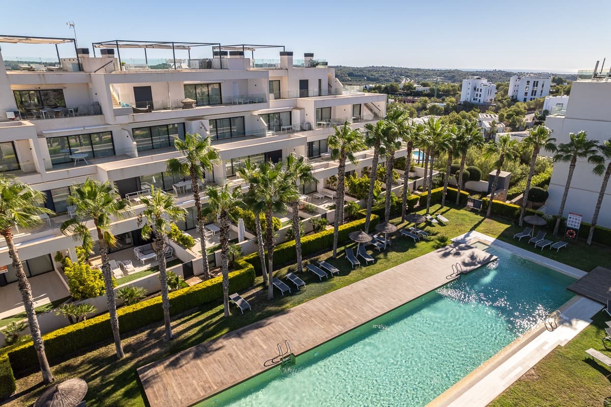 This luxury apartment is located at the unique Las Colinas Golf & Country resort. The golf resort is 330 hectares big and has besides the golf course a private beach club on the beach of Campoamor, a communal swimming pool, paddle fields, a fitness, tennis court, 2 nature trails and a mini supermarket. There are 3 restaurants: An Italian restaurant, a sushi restaurant and a club house with golf shop and changing room with showers. The entire domain is secured with its own security with camera surveillance at the entrance. Located just 4 km from all local amenities , 10 km from the beach , 60 km from Alicante Airport , and 45 km from Murcia Airport , this location is both peaceful and easily accessible.The apartment is located in the Hinojo community and offers luxurious finishes and comfort in every room, including air conditioning for a perfect climate year-round.Through the front door and the entrance hall you enter the large living space with open kitchen, dining area and living room. The beautiful open kitchen contains high-end appliances and offers all the comforts you could wish for: convection oven, dishwasher, microwave, fridge, 4 ceramic hobs and build in storage. Through the living space you can open the sliding windows completely to the large sunny terrace with private garden, located directly next to the pool , where you can relax or take a refreshing dip. The terras has two build-in storage rooms where you can find the washing machine. This ground floor apartment has 3 bedrooms with double bed and built-in wardrobes. The master bedroom has a bathroom area with toilet, bathroom furniture, a sink and a separate shower in the room. It has sliding windows that have direct access to the terrace and the garden. The electric shutters in the bedrooms not only offer extra privacy but also ensure the right level of comfort and temperature in the home. The apartment contains a second bathroom with walk-in shower, toilet, bathroom furniture and sink. It has all the necessary amenities: air conditioning, alarm system and a home automation system. Internet and TV are available, so you can always stay connected. It also comes with a 12,5 m² private underground parking space and an 8 m² storage room. It's sold including the furniture and white goods.For those seeking luxury , tranquility , and convenience in an exclusive setting, this apartment is the perfect choice. Don't wait too long, this is a unique opportunity! Contact us soon for more information or to schedule a viewing!