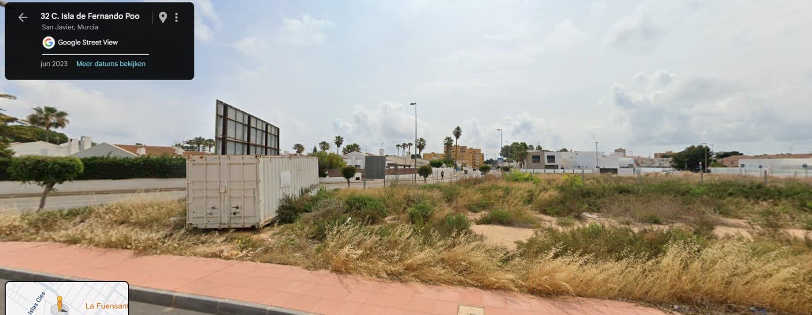 Building plot for sale in Santiago de la Ribera – perfect location On a corner plot of 243 m² in the charming Santiago de la Ribera, we offer this unique opportunity to realize your dream home. Location: Within walking distance of the beautiful beaches of the Mar Menor Just a few minutes walk from the famous Dos Mares shopping center Quiet residential area with all amenities nearby Possibilities: Realization of a detached house of approximately 100 m² Including the option of a private pool and a spacious solarium Ideal as a permanent residence, holiday home or investment Assets: Corner plot with extra light and privacy Excellent accessibility Within walking distance of the beach, shops and restaurants Can be built completely according to your own taste and style Request more information now and build your own home!