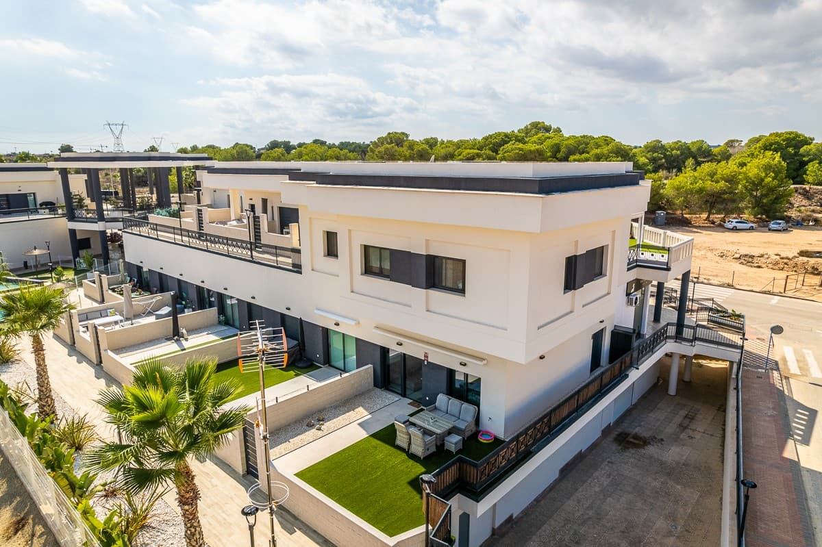 Beautiful ground-floor corner apartment in Lo Crispin. Modern, move-in ready, and sunny! Welcome to this beautiful ground floor apartment in Lo Crispin, built in 2022 and designed with an eye for comfort, light and space. This property is ideal for those looking for a modern, move-in ready place under the Spanish sun. The apartment has two spacious bedrooms and one modern bathroom. The open-plan living space combines a cosy sitting and dining area with a practical U-shaped kitchen. Thanks to the clever design, there is even space to have breakfast at the counter, with a view of the terrace. As a corner apartment you enjoy extra light and privacy. The outdoor area is spacious and perfect for relaxing, sunbathing or enjoying a meal with family and friends. A big plus: the apartment is sold fully furnished and ready to move in. All furniture and furnishings are of high quality, carefully chosen to create a modern, warm atmosphere. All you have to do is pack your bags and enjoy! The residence offers a beautiful communal swimming pool with pleasant sunbathing areas and an indoor area with toilet facilities, ideal for a day at the water without having to return to the apartment each time. In addition, the apartment has an underground garage/parking space and a private storage room: useful for bicycles, beach equipment or extra storage. Location: Lo Crispin and surroundings Lo Crispin is a quiet, well-maintained residential area just a few minutes from Ciudad Quesada and Algorfa, with excellent connections to the coast and all amenities. In the immediate vicinity you will find cozy bars, restaurants, supermarkets and sports facilities. The beautiful beaches of Guardamar del Segura and Torrevieja are just a 15-20 minute drive away, while Alicante Airport can be reached within 40 minutes. This location offers the best of both worlds: a peaceful residential area with a central location to discover the best of the Costa Blanca. A modern, stylish, and fully move-in ready apartment where comfort and quality of life are paramount, perfect for enjoying Spanish life right away! Contact us today for more information or to arrange a viewing – this move-in ready apartment in Lo Crispin awaits you!