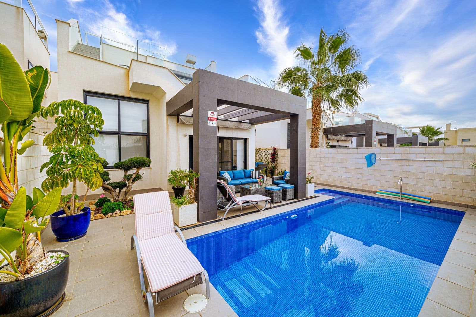 Come and have a look at this recently completed, virtually new home in Rojales. Are you coming to live in picturesque Rojales, 10 minutes from the beach in a beautiful villa with 3 bedrooms , 2 bathrooms and a guest toilet? The villa has a recently re-installed private pool, private jacuzzi on the solarium and all the amenities for your dream home. It is a real eye-catcher for lovers of luxury and tranquillity.

This luxuriously finished home is situated on a beautiful south-west facing plot. In addition, the house is equipped with all conveniences with all furniture remaining as well. 

This property is available in consultation and completely ready to move in. In short, enjoy a home in Spain? Then this is the opportunity.

The property is divided into two floors and a solarium; the ground floor, the first floor and the solarium.

Ground floor;Upon arrival, you walk through the front door into the living room. The spacious living room with modern kitchen is fully equipped. Walking to the back of the house, here you will find a guest toilet and access to the first bedroom with en-suite bathroom. Not forgetting the garden that features a private pool and several nice seating areas to enjoy the Spanish sun.

First floor; Take the stairs upstairs here you will find two bedrooms and a spacious bathroom. There is also a nice outdoor area on this floor where you can totally unwind. Finally, from the balcony you can walk through to the roof terrace where the jacuzzi is located.Details: - Living area; 104 m2- Plot; 229.6 m2 - Year built; 2016 - 3 bedrooms; - 2 bathrooms and a guest toilet- Private pool;- Jacuzzi;- Fully finished kitchen & bathrooms.- Furniture included.- 2 parking spaces in front of the house in private street.This advert is indicative and no rights can be derived from the above information.