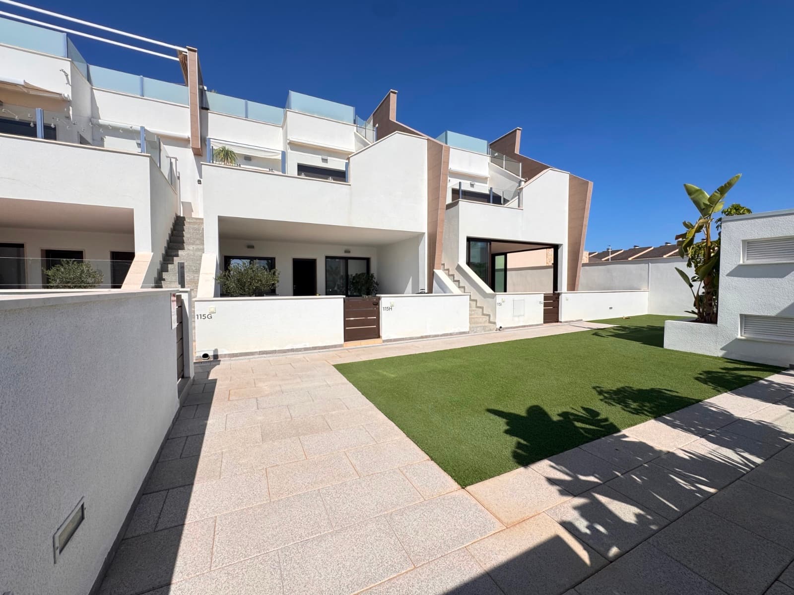 Discover this magnificent ground-floor bungalow located in a small, friendly residence of only 10 houses, where respect and tranquility reign among the co-owners.Key Features:Sold furnished and equipped (A/C, appliances, indoor and outdoor furniture*)Generous and bright surface area, with large interior spaces3 comfortable bedrooms and 2 modern bathroomsA vast open-plan living space, ideal for entertaining35 m² southwest-facing terrace, perfect for enjoying the sun all day longRear patio with storage spaceAdjoining bicycle storage roomThe residence offers a communal pool used by a very limited number of residents: the feeling of having a private pool all year round.Prime location:On the outskirts of the charming village of Pilar de la Horadada, within walking distance of shops, the church square, and all amenities.Only 3 km from the most beautiful beaches on the Costa Blanca: Torre de la Horadada, El Mojón, Las Higuericas, etc.10 minutes from La Zenia Boulevard shopping center.Easy access: Murcia Airport 35 minutes away and Alicante Airport 50 minutes away.A rare property on the market, in immaculate and almost new condition, ideal as a primary residence, vacation home, or rental investment, offering space, comfort, and Spanish authenticity.