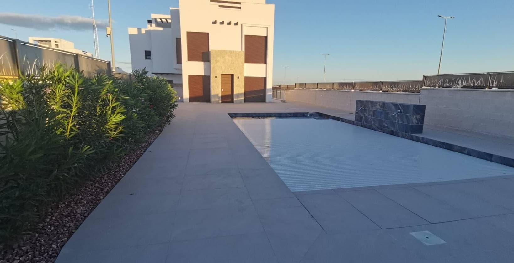 This key-ready villa with basement in Los Montesinos immediately stands out for its modern, minimalist design, exceptional natural light, and generous outdoor spaces, designed for relaxation and the Mediterranean lifestyle.Built with high-quality materials and the latest technologies, the villa offers 3 bedrooms, 3 bathrooms, an open-plan kitchen with breakfast bar, and a spacious, light-filled living area. With independent external access, the basement includes 2 bedrooms, one bathroom, a living area and a kitchen, making it ideal for hosting guests.Outside, you will enjoy a large plot with private swimming pool, garden and parking space, as well as a magnificent solarium with open views over the Torrevieja – La Mata lagoons.Designed for year-round living, this villa allows you to fully enjoy the exceptional Costa Blanca climate, with more than 320 days of sunshine per year. An ideal setting to live, relax and share quality time with family.Located in a quiet residential area, it enjoys a privileged location, close to Ciudad Quesada, Torrevieja, San Miguel de Salinas and Benijófar, with quick access to all amenities: shops, schools, restaurants and golf courses.A rare opportunity, perfect as a main residence or a holiday home.Viewing highly recommended.