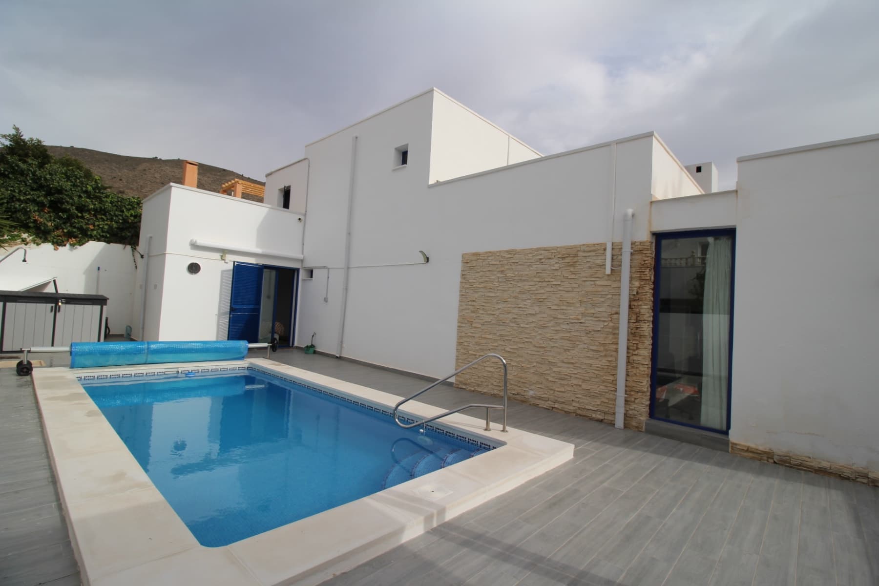 Beautiful modern style villa located in a very quiet residential area 1 km from the spa and 2 kms from the town of Fortuna with all amenities. It consists on the ground floor of a large living room, kitchen and dining room, 2 bedrooms with fitted wardrobes, bathroom and storage. Upstairs there are 2 additional bedrooms, each with terrace and a second bathroom. The outdoor areas are fully tiled for easy maintenance. This beautiful villa has all modern comforts and much more. It is connected to the drinking water network, the electricity network but also has a brand new photovoltaic system with lithium batteries (10KW). There is fiber optic for internet, a heat pump to heat the pool, solar screens on each facade, air conditioning units in all rooms, an extendable terrace cover, a swimming pool tarp (new) , surveillance cameras, It should also be noted that the pool was refurbished 2 months ago. There also is a community pool 200 m away At 25 minutes from the beautiful city of Murcia, 45 minutes from the airport and beaches.