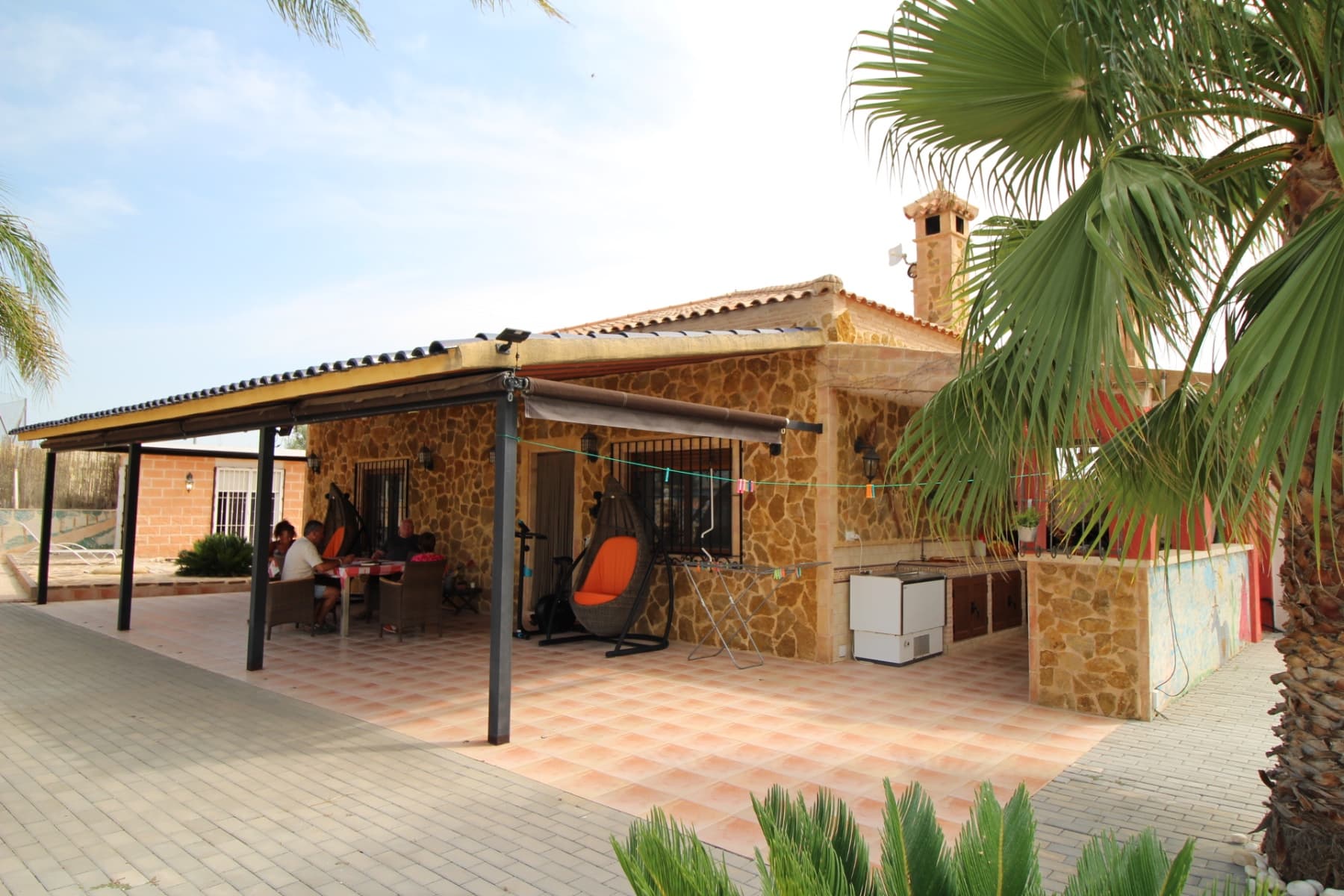 This nice villa is located in a quiet area less than 10 minutes from the city of Fortuna and all amenities. The main house consists of a living room with open kitchen, two bedrooms and a bathroom. On the side is a smaller independent building with an additional bedroom and bathroom. A spacious covered terrace opens directly onto the outside and the large 10x5 pool. There is also a garage and a barbecue area. It has all modern comforts: water, electricity, internet, air conditioning in the living room, pellet stove, electric gate. It will be sold furnished. At 45 minutes from Alciante airport and the beaches, and about twenty minutes from the superb city of Murcia.