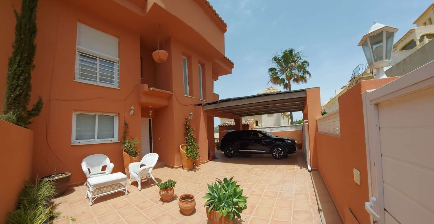 If you want to hear the silence, this is your home!Exclusive villa for sale in Calpe with panoramic views!Do you dream of living in a spacious home with open views? This villa in Calpe is everything you're looking for and more.Highlights:✨ 4 double bedrooms with built-in wardrobes, perfect for the whole family.✨ 3 full bathrooms for added comfort and privacy.✨ Large separate kitchen, ideal for those who love to cook.✨ Bright living-dining room, a cozy space to enjoy in any season.✨ Covered and open terraces to enjoy the views and the climate year-round.✨ Private pool to relax and cool off in the privacy of your home.✨ 400 m² plot with garden, offering space and privacy.Located in a quiet area of Calpe, yet with easy access to all amenities and just minutes from the beach, this villa strikes the perfect balance between tranquility and convenience!This is an opportunity you can't miss if you're looking for a home that combines luxury, comfort, and a prime location on the Costa Blanca.Whether for remote work or as an investment property, these are magnificent options.Attention investors: 6.85% ROI on long-term rentals.Contact us today for more information or to arrange a viewing.