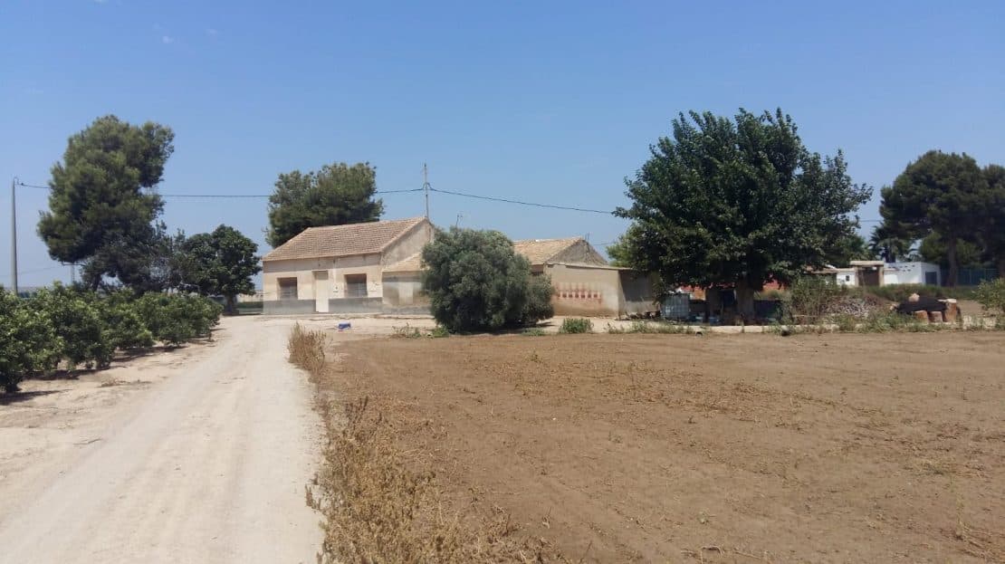 26,715 square metre farm located in Daya Nueva. The 239m² plot with house consists of 3 bedrooms and 1 bathroom.Part of the farm has olive groves.20 km from Torrevieja, 4.7 km from Almoradi and 13 km from Guardamar del Segura.