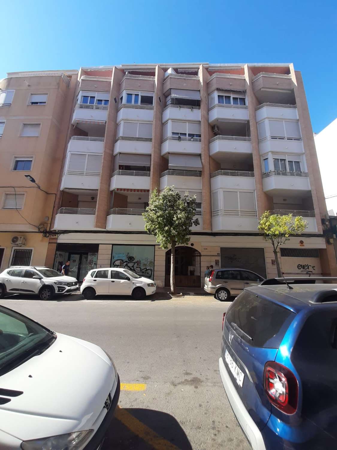 Duplex-type house in the heart of Torrevieja, 300 meters from the beach and natural pools, the south-facing house is located on the 3rd floor, with 3 bedrooms, 2 full bathrooms with shower, separate kitchen with gallery, parquet throughout the house. - main floor: full bathroom, large living room, kitchen and gallery. - Upper floor: 3 bedrooms, bathroom with shower and terrace. The house has A/C throughout the house, it is in perfect condition, close to all the city services as it is in the center of the city, it is sold furnished and equipped ready to move into.IBI: €370 per year. Community expenses: €608 per year.