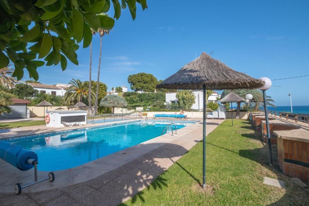 Your oasis by the sea is waiting for you in Calpe! Enjoy and relax from this cozy studio very close to the beaches of Calalga and Fossa. Well located in Calpe, you will have access to one of the best beaches and all services.With a terrace where you can relax, this space is perfect as your new home or as an investment.Highlights: Bright and semi-renovated studio Terrace with clear views Communal pool and gardens to relax Surrounded by shops, restaurants and leisure Don't miss this opportunity. Contact us for more information and come visit your future home today! Community fees include own consumption of electricity, water and garbage.