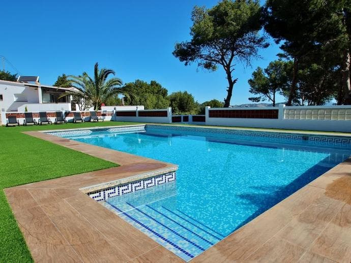 For sale: 1,500 m² urban property in Peñon de Ifach and Calpe, with 5 bedrooms and 3 bathrooms on two floors, a swimming pool, barbecue, and air conditioning with heat pump. Large covered and open terraces. Garage and parking are available in a very quiet residential area with pine trees on the plot. Newly furnished. There is a permanent and regular bus service to Calpe, the port, and beaches just 200 meters away. The train station is a 2-minute walk away, offering connections to major tourist towns such as Benidorm and Denia. The villa is very close to a nature reserve, boasting extensive pine forests, excellent views, and ideal for sports such as hiking and mountain biking.There is the option to purchase up to 5,000 m² of land for €1,500,000.