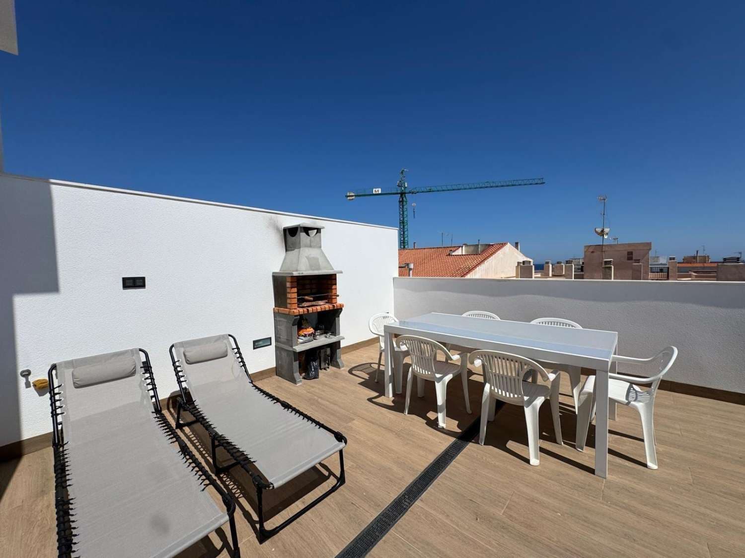 Approximately 200 meters from Del Cura Beach. This residential complex is located in the center of Torrevieja, close to schools, parks, shops, restaurants, and a market. The apartments are furnished with the latest trends. The finishing and construction materials are of the highest quality and from leading manufacturers.* Communal pool* Underfloor heating in the bathrooms.* Fully equipped bathroom with shower screens.* Built-in wardrobes lined with wood.* Lighting included.* Finnish sauna.* Kitchen equipped with INDESIT or similar appliances.* Ducted air conditioning with AIRZONE* Penthouse with private solarium with shower and barbecue.