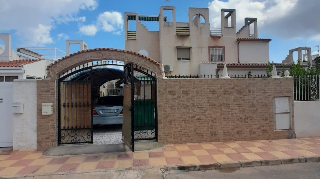 Semi-detached duplex on two floors, with a constructed area of 86 m² and a 110 m² plot including the solarium, plus a private swimming pool and driveway. The property requires renovation.On the ground floor, the house comprises a living-dining room, an open-plan kitchen, one bedroom, and a bathroom. The second floor has three bedrooms, a bathroom, and a 30 m² solarium. The property features air conditioning, a tiled terrace, and a storage room. It has all orientations. Built in 2000. The property is sold furnished, excluding personal belongings.Community fees €40/year and property tax (IBI) €369/year.