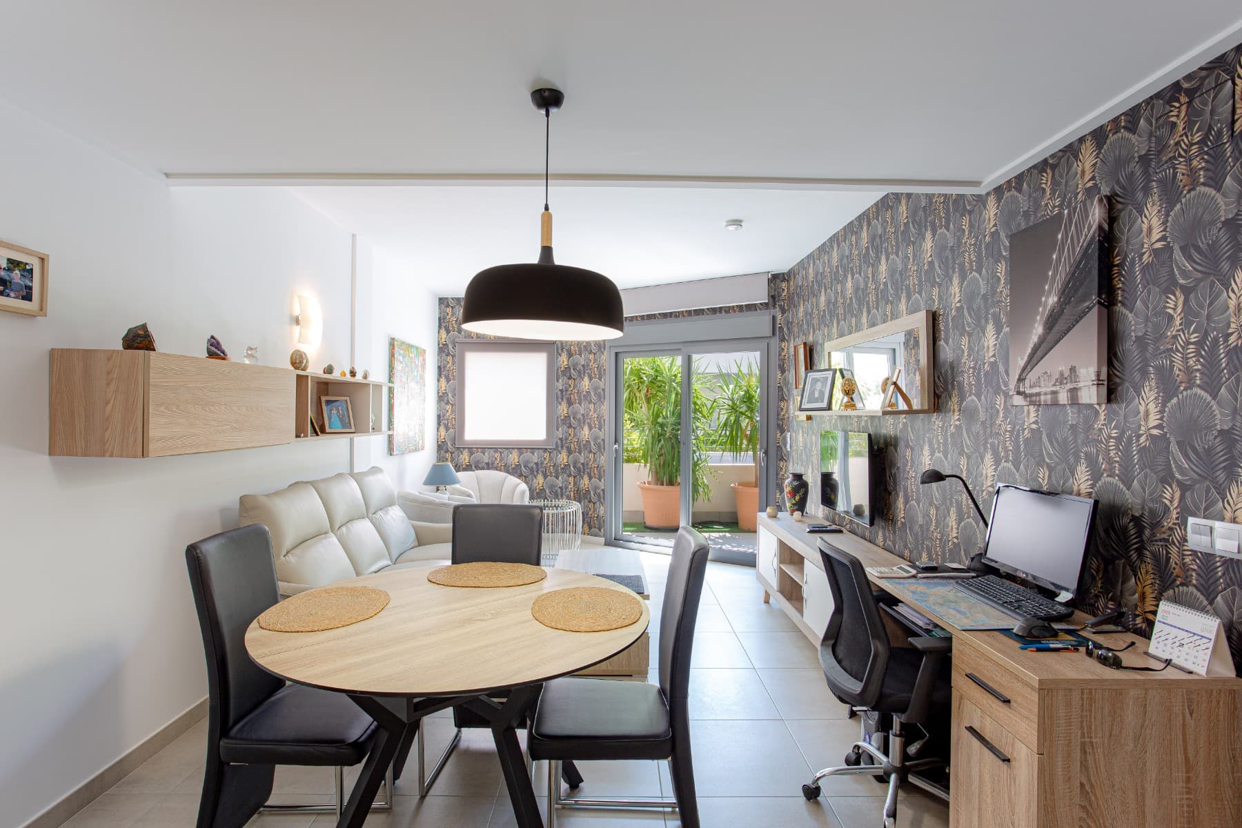 Located in the Villa Amalia residential complex, between La Veleta and Mar Azul, this ground floor apartment combines modern design with proximity to the sea.The property offers 2 bedrooms and 2 bathrooms, one of them en-suite, with a built area of 70 m², a bright 20 m² living room and a 20 m² garden terrace facing southeast, ideal for enjoying the sun for most of the day.Built in 2017, the apartment includes:Open kitchen fully equipped with appliances (oven, dishwasher, extractor hood, fridge, washing machine and dryer).Fully equipped: central air conditioning, underfloor heating in the bathroom, electric shutters, double-glazed windows and reinforced door.Furnished and ready to move in.The residential complex offers great facilities: 3 communal swimming pools, one of them heated for year-round use, gym, lift and fiber optic internet. A private parking space is also included.Its location is ideal, just a few minutes’ walk from the sea, close to all amenities and with excellent connections to the center of Torrevieja and the beaches of the Costa Blanca.