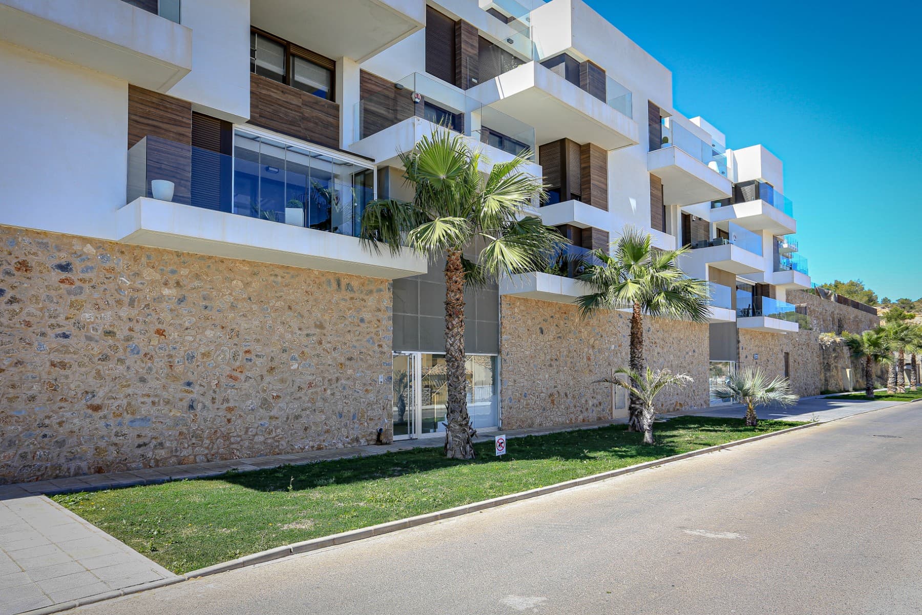 Discover this modern 2-bedroom, 2-bathroom apartment for sale in Las Ramblas Golf, Orihuela Costa. Built in 2016 and in excellent condition, it offers 71 m² of living space, a bright 26 m² living room, a 14 m² terrace, and private underground parking.The property is part of a secure community with two swimming pools, surrounded by nature yet close to all services. Just 500 m from the golf course, 1 km from shops and restaurants, 5 km from the beach, and 45 km from Alicante airport.Perfect for permanent living or holidays, this turnkey apartment combines comfort, privacy, and an unbeatable location on the Costa Blanca