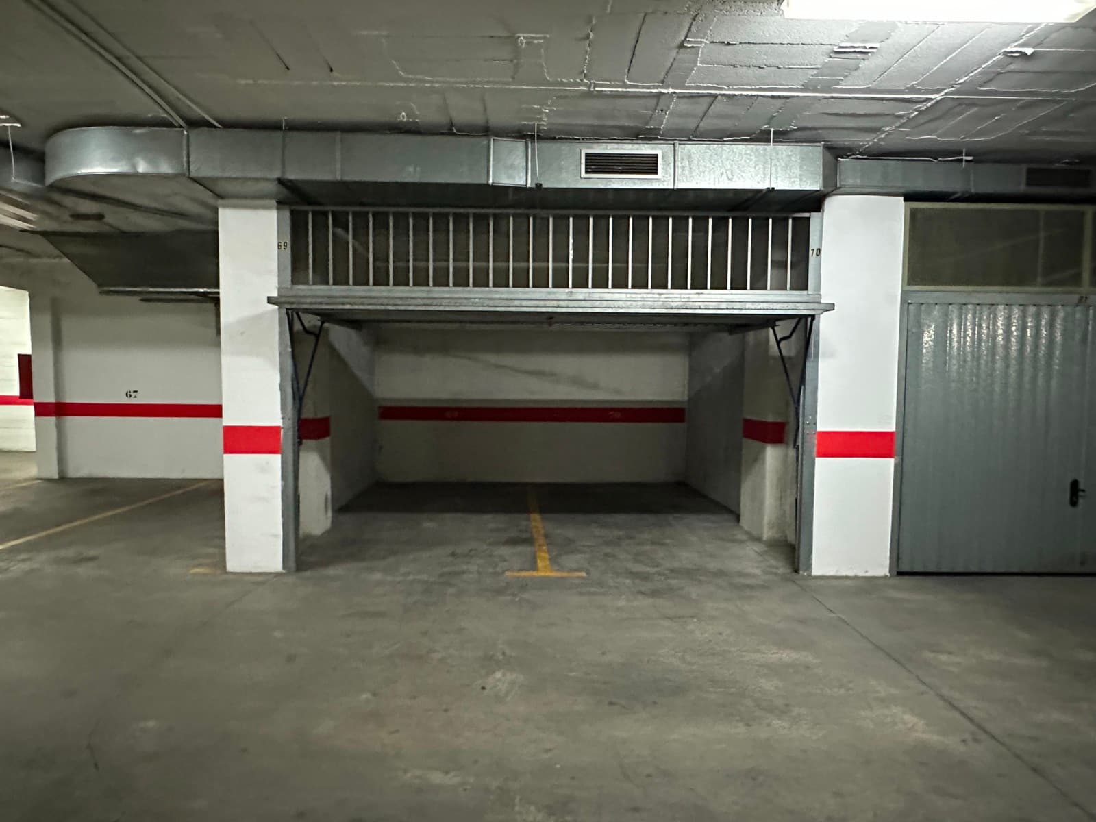 Box-style garage located in a community with two parking spaces. It has its own door and easy access, with wide ramps for easy entry and exit. There is also elevator access to the street. Located in the Avenida Habaneras area, just a few minutes’ walk from the beach and close to all amenities. Ideal for personal use or as an investment.4.50 x 4.50