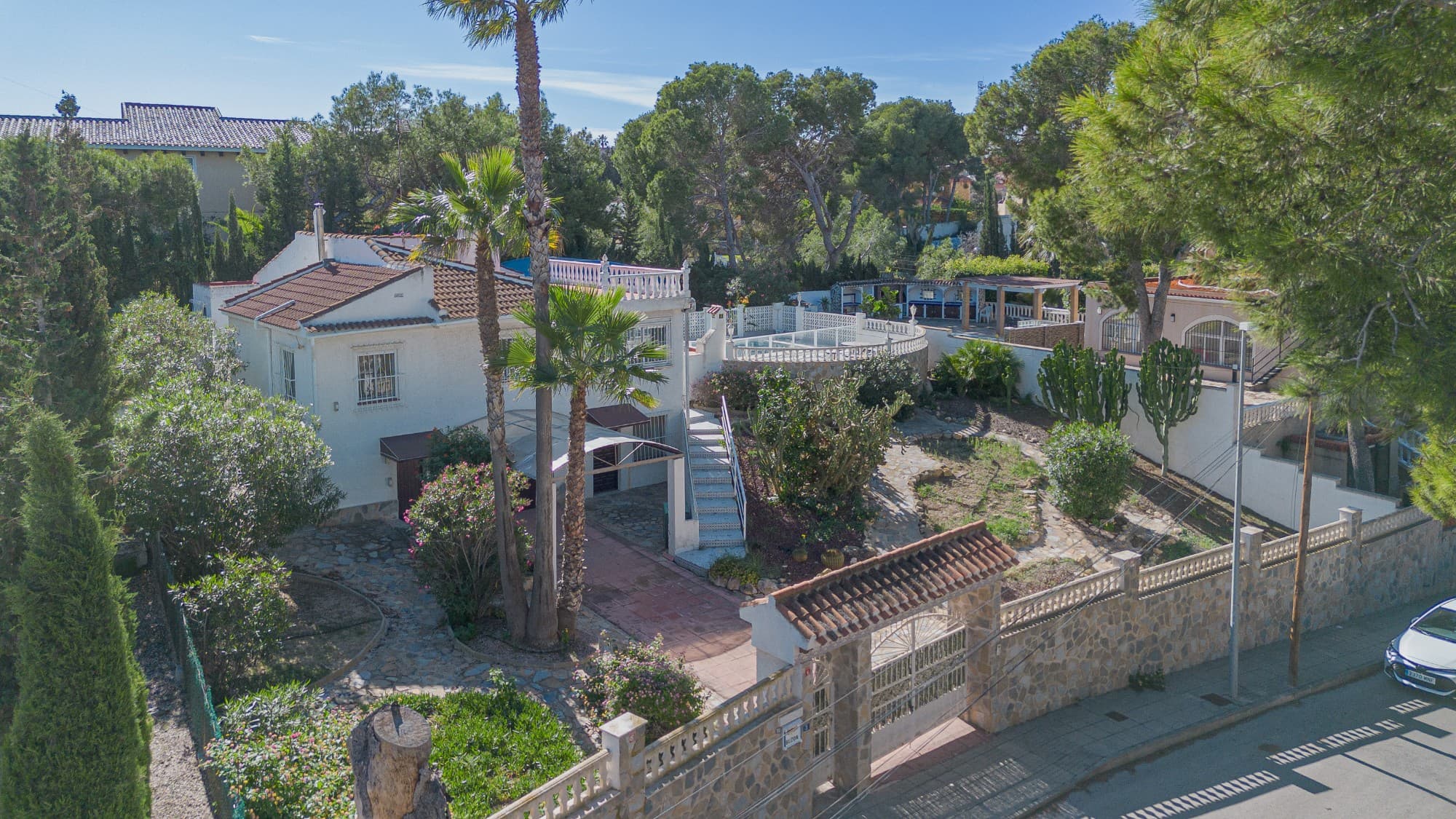 This detached villa is located in Los Balcones, Torrevieja, one of the most sought-after areas on the Costa Blanca, in a peaceful and well-connected setting. The property offers 3 bedrooms and 2 bathrooms, with a living area of 124 m² and a total built area of 260 m², on a plot of 829 m². The property features a private pool, a large garden, parking space, and a garage. The house requires renovation, offering the opportunity to adapt it to your tastes and needs. Its location is unbeatable: just minutes from the beaches of Orihuela Costa and Punta Prima, close to the Zenia Boulevard shopping center, as well as supermarkets, bars, and restaurants. Furthermore, it's only 5 minutes from the motorway access, making it easy to travel throughout the Costa Blanca. This property is ideal as a primary residence, second home or investment in Torrevieja, thanks to its strategic location and the potential offered by its renovation.