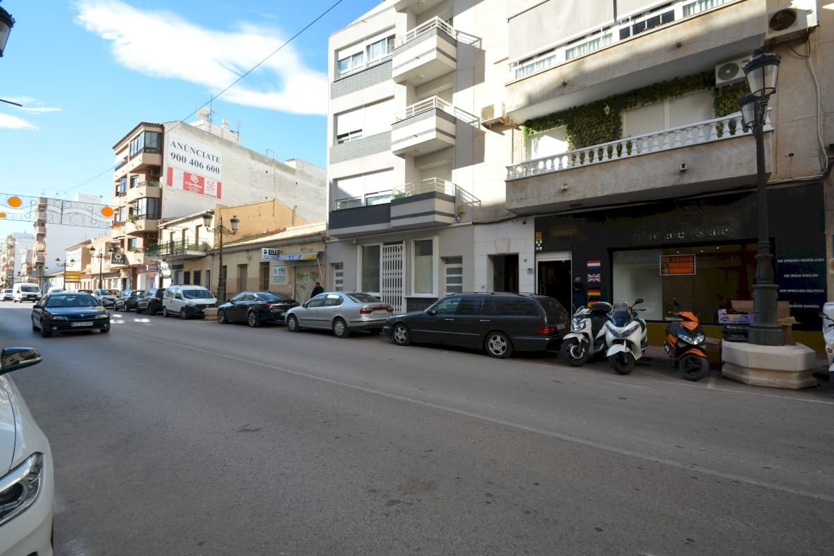This 117 m² ground-floor commercial premises is situated on the bustling main street of Guardamar del Segura, offering a prime location with high foot traffic. For the past 20 years, it has operated successfully as a real estate agency and is perfectly suited for office, travel, or real estate use. The interior layout features multiple rooms, a bathroom, and a patio used for storage, with the flexibility to redistribute partitions as needed. The property includes a leveled access point with a reversible glass door and a large display window, ideal for visibility and branding. Taxes and purchase expenses are not included in the listed price.