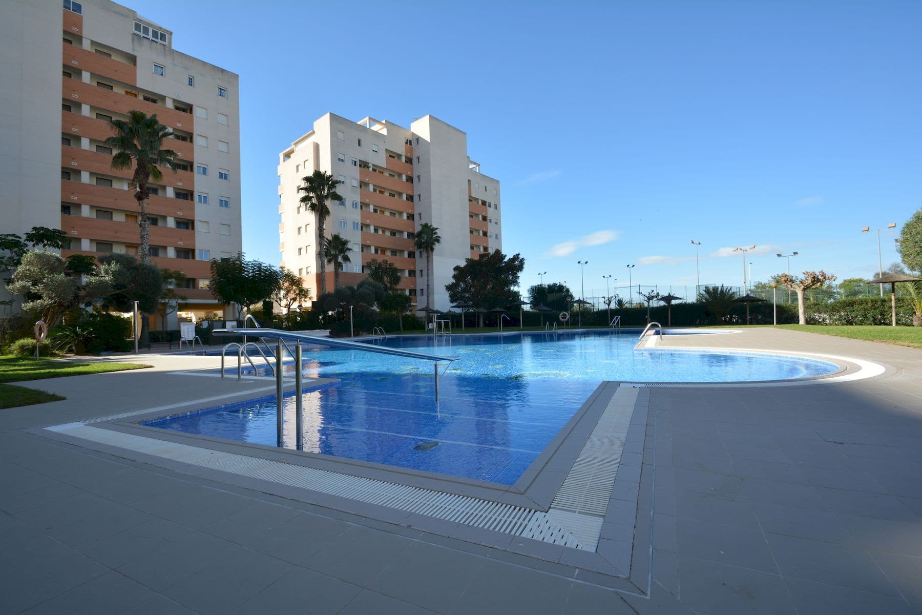Spacious and bright apartment located in the quiet and modern SUP 7 area of Guardamar del Segura, just 1 km from the beach and the town center. The area offers a perfect balance between comfort and tranquility, with a large supermarket only a short walk away and easy access to all services.The apartment has 91 m² of constructed area and is situated on the first floor of a well-maintained building with an elevator. It features three bedrooms with built-in wardrobes and two bathrooms, one with a bathtub and the other with a shower cabin, both with windows for natural ventilation. The kitchen is separate and fully equipped, including a practical utility room.The living room opens onto a large glazed, south-facing terrace that fills the apartment with sunlight throughout the day. Being a corner unit, it enjoys extra privacy, as only the living room and kitchen share walls with a neighboring apartment. The property includes ducted air conditioning for both heating and cooling, ensuring comfort all year round.Two parking spaces are included in the price: one in the underground garage and another in an allocated outdoor area. The gated community offers extensive green areas, a communal swimming pool, a padel tennis court, a football field, and pleasant social spaces.With open views, excellent natural light, and a convenient location close to the beach and amenities, this apartment is in good condition and ready to move into. Taxes and purchase expenses are not included in the price.