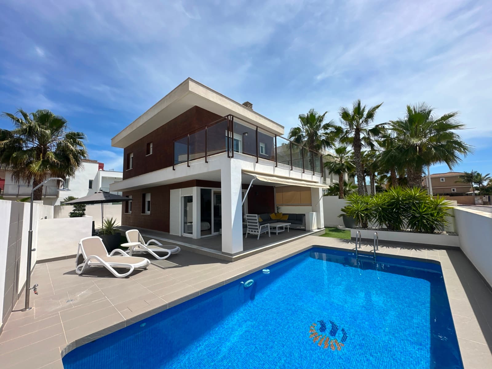 Comfort and space in every corner

This impeccably maintained villa offers everything you need for comfortable living under the Spanish sun. The property features 3 spacious bedrooms, 2 modern bathrooms, and a separate guest toilet – ideal for families or guests.

Stylish living and cooking

The bright and spacious living room connects seamlessly to the fully equipped kitchen. Everything is designed for comfort and convenience, with plenty of storage space throughout.

Enjoy outdoor living

The well-maintained garden is a true oasis, with multiple terraces so you can always find a spot in the sun or shade. The beautiful private pool is perfect for relaxation and refreshment. There is also ample parking on the private plot.

Prime location: peace, views, and proximity to all amenities

What makes this home truly special is its quiet location with wide, open views. You enjoy privacy while being within walking distance of shops and services, and the sea is just a short distance away. A perfect blend of tranquility and convenience in sunny Spain.