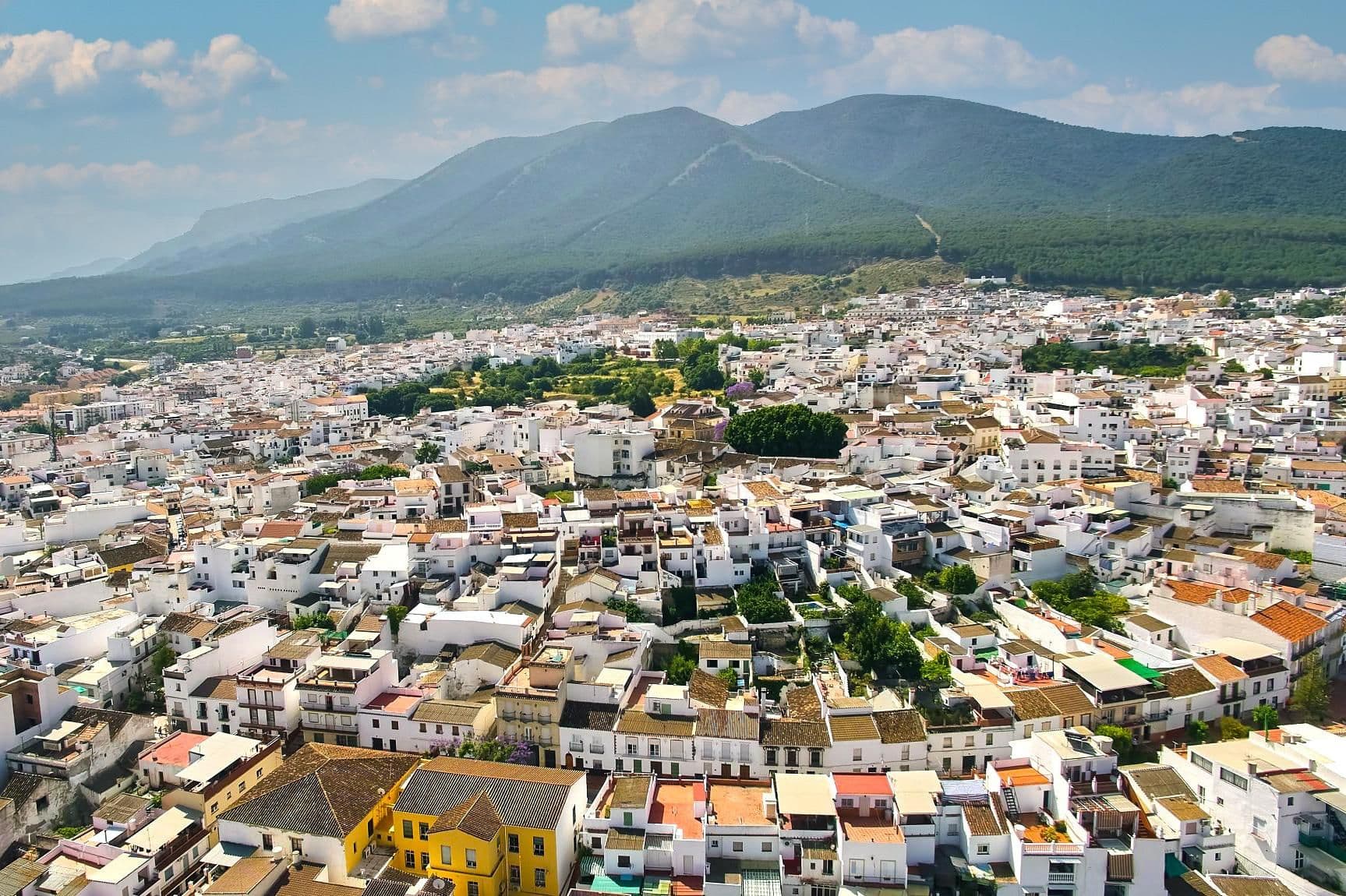 This is an attractive urban plot located in the heart of Alhaurín El Grande, close to local services, restaurants, schools, and a short distance from Marbella and 25-minute drive to Málaga International Airport. This is a great opportunity for investors!• Location: Town Centre• Close to all Amenities• Conveniently Situated for Golf• Conveniently Situated Schools• Conveniently Situated Tennis• Near Transport• Very Good Access• Walking distance to rest.• Walking distance to shops• Walking distance to t. centre