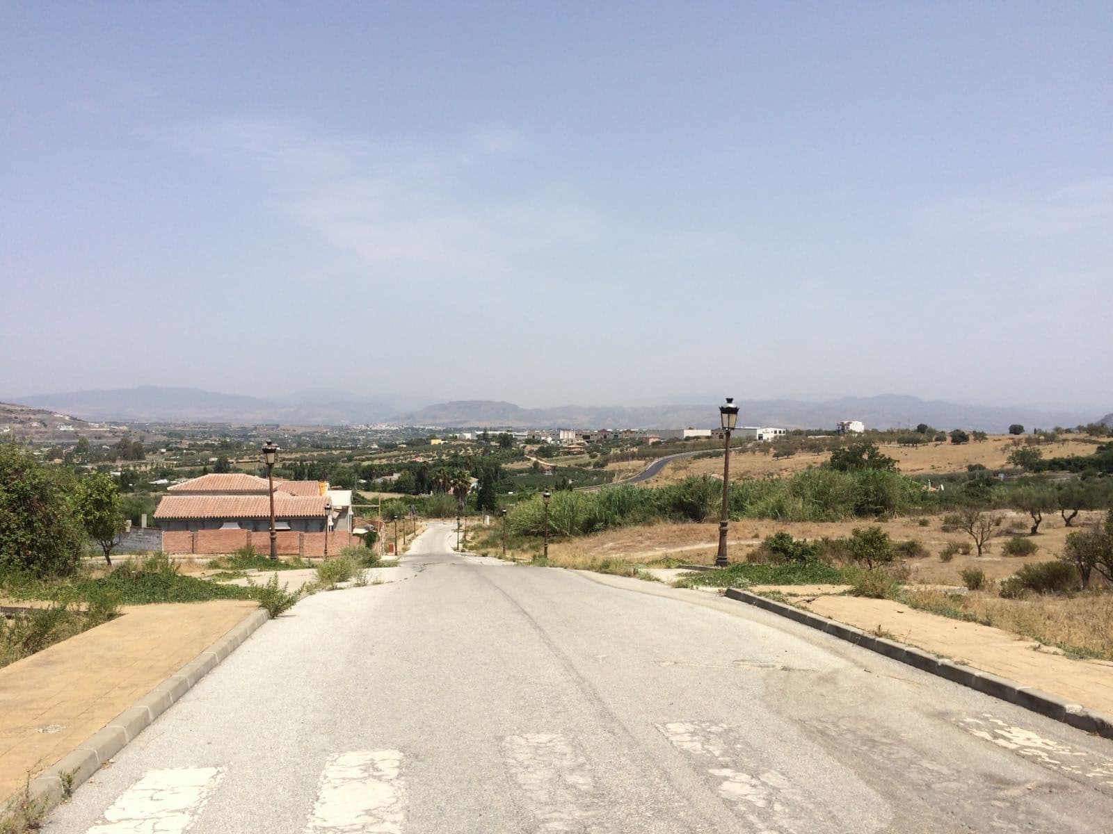 Urban plot, based in a residential area on the outskirts of Alhaurín el Grande, close to shops and restaurants.The plot is located in a good area, on a corner with panoramic views to the mountains.