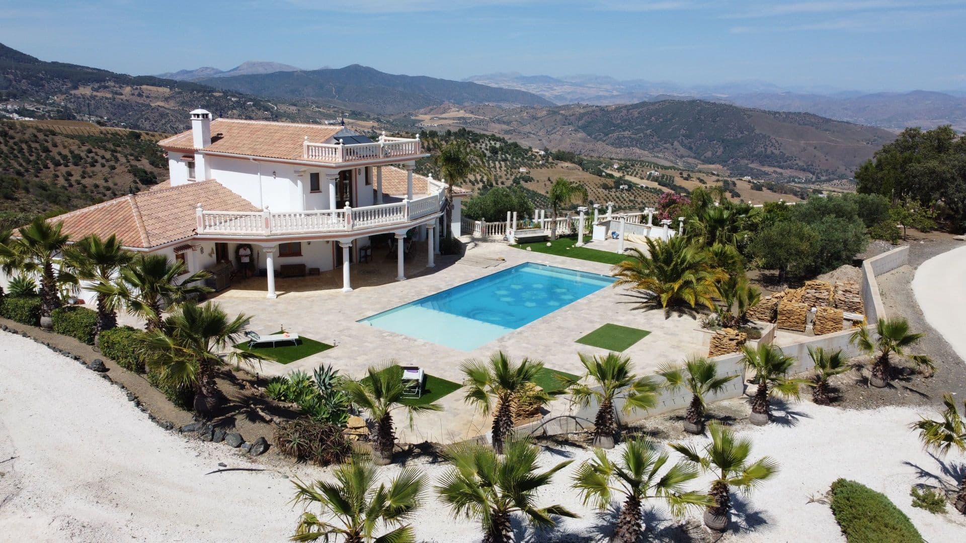 Discover this magnificent 3-bedroom, 2-bathroom luxury country house and pool; an architectural masterpiece built by a renowned Belgian constructor, ensuring top-quality construction with earthquake-resistant walls. Located in the heart of the Sierra de las Nieves, this exceptional property offers a peaceful living environment with breathtaking views, while being only 5 minutes from the village. The main features are as follows: Basement: • Large garage• Several storage areas Ground Floor: • Large storage room• Modern, high-end American kitchen• Spacious living room with dining area and fireplace• Two large, spacious bedrooms• Large private bathroom with shower and bathtub Top Floor: • 70m² Master bedroom with a private bathroom• Large terrace offering exceptional panoramic views• Laundry chute connecting the master bedroom to the utility room Facilities and Amenities: • Underfloor heating for optimal comfort• Heat pump providing heating and hot water• Rainwater and cleaning harvesting system with filtration• 100,000-litre water storage tank Outdoor Area: • Magnificent 6x14 metre pool with jet system• Adjacent Jacuzzi (to be completed, all materials are available)• Unfinished 191m² house located on the land behind the main house Although the house is finished, there are a few final touches left to complete, allowing you to personalise the last details according to your tastes. This property is a unique opportunity to acquire a dream home in an idyllic environment. Don't miss this opportunity to live in a haven of peace, while enjoying modern comforts and top-quality amenities.