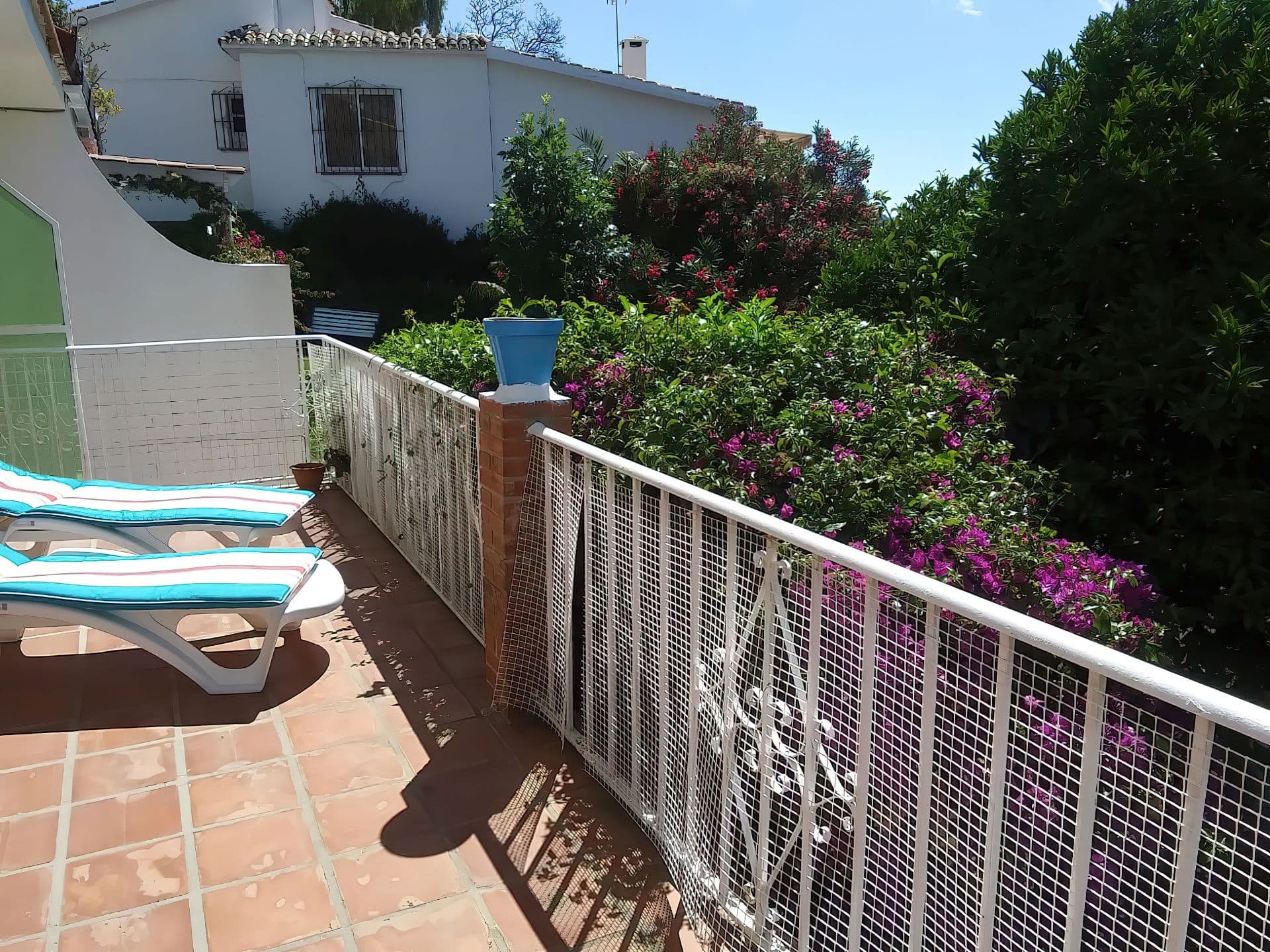 Great ground floor apartment located in centre of Mijas Pueblo with easy access and within walking distance to all amenities: restaurants, bus stop, Town Hall, and schools. It is also just a step away from Sierra de Mijas mountain range. The apartment is nice and bright, needs some modernising and comprises 3 bedrooms, bathroom, kitchen, and a living-dining room with patio doors that lead out to a wonderful terrace overlooking the communal garden.