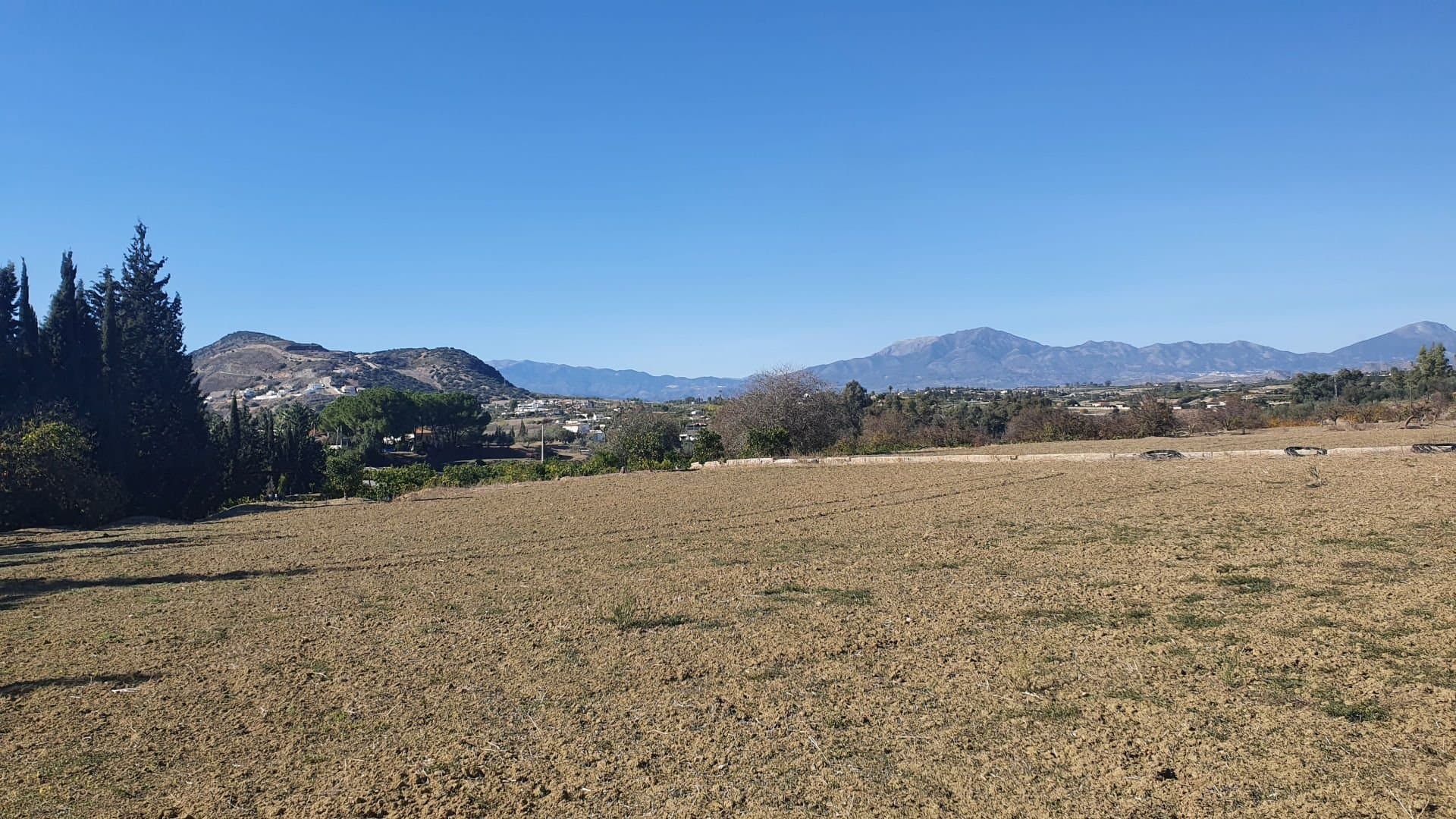 Discover the tranquillity and charm of this beautiful sunny rustic plot located in a picturesque area of Alhaurín El Grande. The 12,189m² plot is distributed over two flat levels, creating a harmonious and versatile space to bring your projects to life. The land benefits from sunny surroundings and a prime location offering panoramic views of the surrounding area. With the presence of a nearby electricity point, electrical connection is facilitated for any future developments you have in mind, giving you the convenience of easy access. The property also has access to water from the irrigation community, ensuring a constant and reliable supply for your needs. A notable feature of this plot is the possibility of building a tool storage or agricultural warehouse with a build size of up to 120m². Discover the unlimited possibilities that this land has to offer and make your dreams come true in this special corner in the interior of the Costa del Sol!