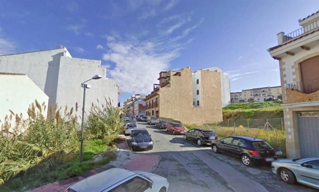 Fantastic urban plot in Alhaurín el Grande. The plot is facing two streets.Ideal location, close to supermarkets, restaurants, schools, public transport etc.