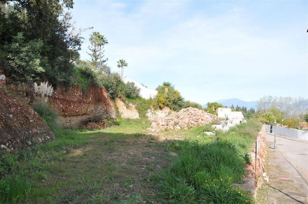 Nice flat plot in a very private urbanisation close to Alhaurín el Grande with fantastic views.Possibility to construct up to 25% of the plot.