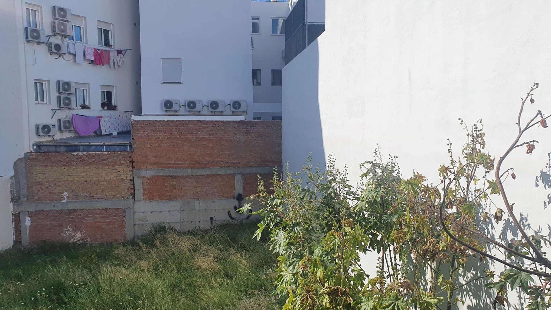 Urban plot for sale in Alhaurín El Grande. The plot is located in a great area close to all amenities such as supermarkets, shops, and the bus station. The 122m² plot allows the building of a two-storey house with an attic in the roof area. An excellent opportunity if you are looking to build your dream home!