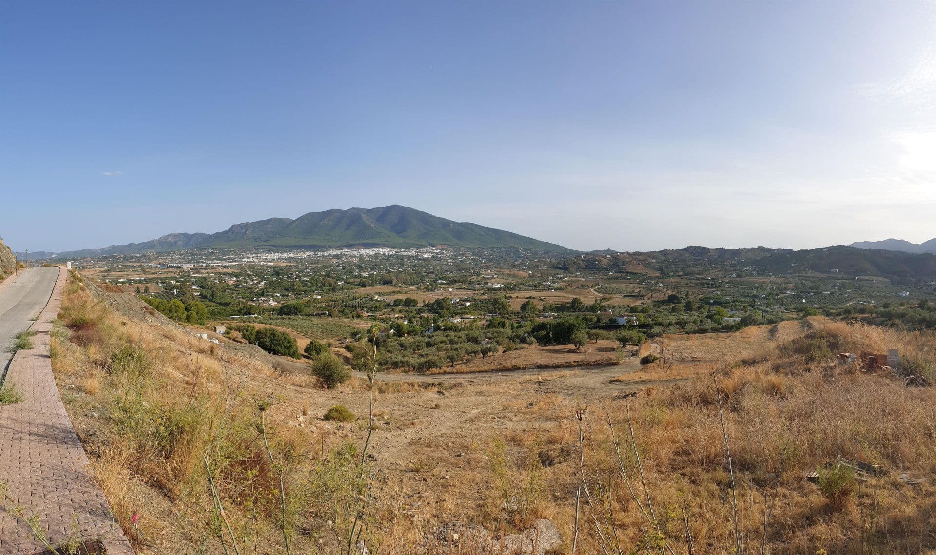 Residential plot with an informational preliminary project indicating that construction is possible on the plot, located in a popular urbanisation in Coín. This south-facing plot has magnificent views of the countryside and the Mijas mountains. The plot is slightly sloped, with green areas at the front and side. The preliminary project is for a modern two-story villa of 218m² plus a basement of 129m², featuring 4 bedrooms, 3 bathrooms, and a pool. Please contact us for more information.