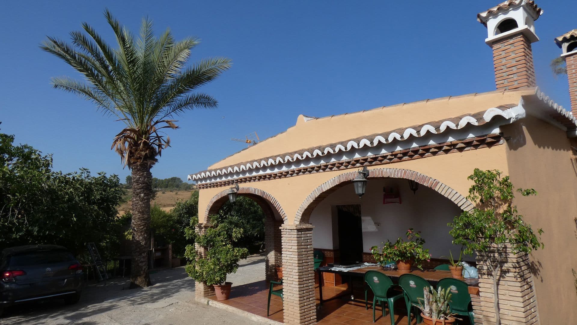 Lovely single storey country property with pool and stables in Pizarra, with good access to the A-357. The entrance to the house is via a large covered terrace, which leads you straight into the open-plan dining area and kitchen, followed by a large living room. 5 large bedrooms are accessed from here as well as the bathroom. Outside is a plot of over 10,000m² with a swimming pool, fruit trees, olive trees, storage room, chicken runs and stables with room for 5 horses, as well as plenty of parking.