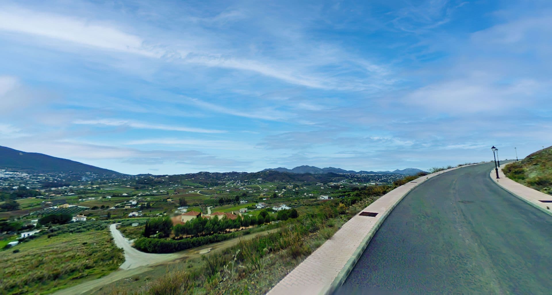 Residential Plot in the Sierra Gorda urbanisation in Coín. The land measures just over 700m² and a fantastic South facing orientation. This plot is practically flat and has excellent access from the street as well as a track opposite the plot.