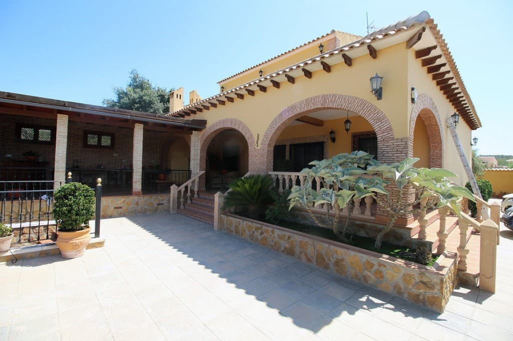 In the heart of Vega Baja, next to the town center of Bigastro, 20 minutes from the beaches of Torrevieja and Orihuela Costa, and 40 minutes from Alicante Airport, is this fabulous villa surrounded by an orchard, located on a 2,500-meter plot. square and consisting of a large porch with two barbecue areas, large living room, independent kitchen with individual pantry and laundry area, four bedrooms (two in the main house and two in the guest house), four bathrooms, private pool, cellar, orchard area and warehouses. The house has air conditioning, heating, fully fenced and with automatic access door