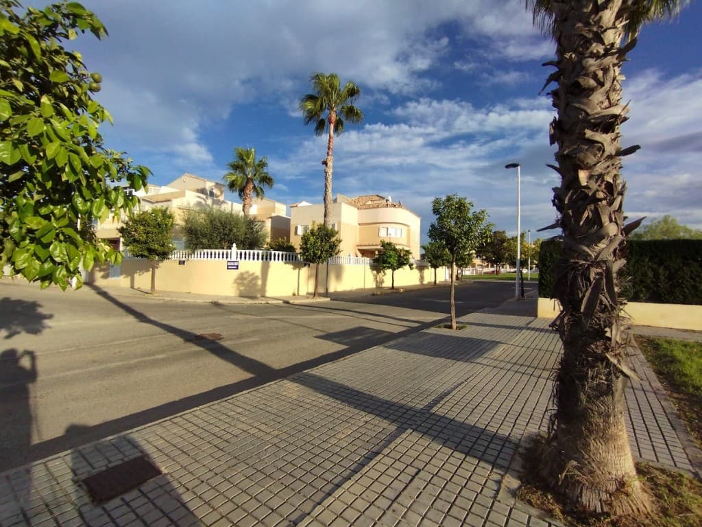 Very spacious and comfortable house with spectacular views, located in a super quiet area but close to all amenities.The well-maintained communal pool has plenty of shaded areas and is open all year round.The house consists of six double bedrooms, one on the ground floor, and two of them have en-suite bathrooms. In total, there are five large full bathrooms, two of which feature large round jacuzzis.There is a large separate kitchen-service area, a very large living-dining room, and a laundry room where the boiler and water heater with a water tank for hot water are installed.The property includes a 600m² garden and is located on the front line with open views of the lake, pool, villages across the lake, and mountains, offering dreamlike sunsets.There is also a semi-basement with windows, two storage rooms, covering 135m² (one of which contains one of the bathrooms).