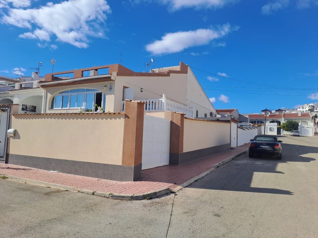 We present At the Costa Blanca Alicante a half open Villa with garden! The house have a large livingroom and a seperate kitchen! 2 bedrooms and bathroom! Also a big terrace with bbq! Underbuilt a livingroom 2 bedrooms,kitchen and a badroom!