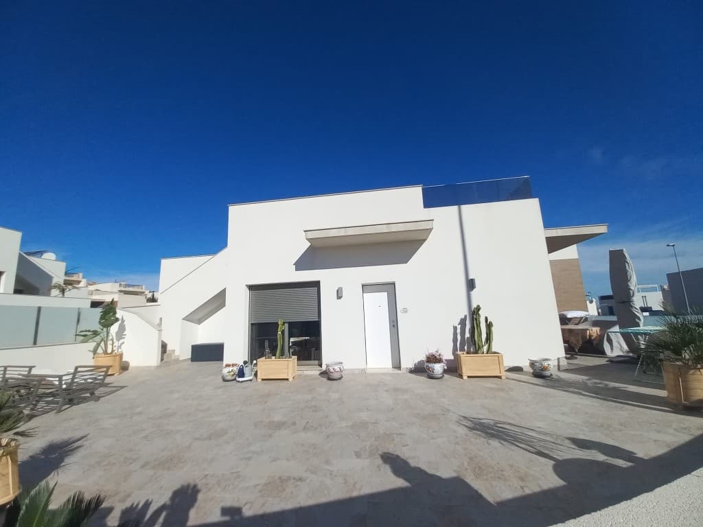 detached villa with spacious basement. This beautiful, ready-to-move-in, fully furnished detached luxury villa is located in a prime location in San Miguel de Salinas! Quietly located and a short distance away you are directly in the village of San Miguel de Salinas, barely 3 km by car, where you will immediately find all amenities such as bars, restaurants and the large supermarket Mas y Mas. The location of this villa is close to various golf domains such as Las Colinas Golf & Country Club, Campoamor Golf, Las Ramblas Golf and Villamartin Golf. With beautiful open views over the salt lakes of Torrevieja and the Mediterranean Sea, you are just a 10-minute drive from the beaches of Punta Prima, Playa Flamenca, Cabo Roig and Campoamor, plus close to supermarkets, restaurants and the shopping center of La Zenia boulevard . The villa is located on a corner plot, which means that ample and unobstructed views are likely from both the ground floor and the solarium on the first floor. This luxurious corner house has no fewer than 3 bedrooms and 2 bathrooms. The house is oriented southeast and benefits from plenty of natural daylight thanks to the open spaces and large windows. The villa has a beautiful spacious open plan living and dining area with a modern kitchen fully equipped with high quality materials. nl devices. There is also a finished basement. a private swimming pool of 3.35 m x 7 m and there is also a large sun terrace with stairs to the roof solarium, the roof terrace. The villa is equipped with all kinds of extras: an alarm system, air conditioning, mosquito nets, electric shutters, electric gate. Year of construction: June 2022 Make an appointment quickly to view this beautiful villa