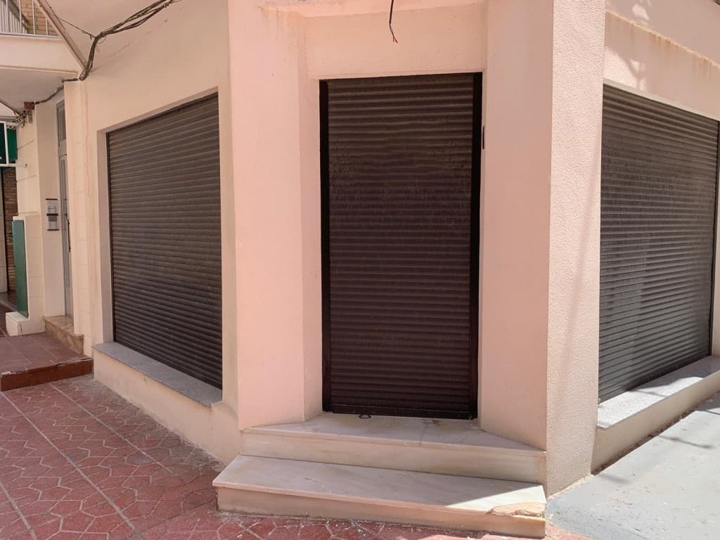 We are offering for sale a commercial space ideally located at the corner of a building on the front line, just a few steps from the seafront. The main entrance is at the back of the building. This 52 m² space has three large windows, offering excellent visibility from inside the space, all equipped with shutters.The floor is light gray laminate and the walls are white, providing a modern and easy-to-maintain look, with integrated ceiling lighting. The space also includes a toilet with a sink.Do not hesitate to visit to assess its exceptional potential.For more information or to arrange a visit, please contact us.