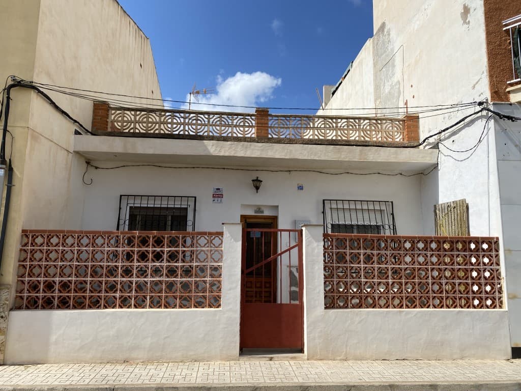 Welcome to Los NietosLocated on the southwest shore of the Mar Menor, in the natural region of Campo de Cartagena, to the east of the municipality, this charming house awaits you. After passing through the house’s portico, you enter via a terrace.Inside, in the entrance hallway, on either side, are two double bedrooms with wardrobes. The living room offers a view of the patio and leads to the kitchen. A third bedroom is accessible from the living room.The kitchen is equipped with appliances, including a refrigerator, oven, and ceramic hob. The bathroom is located at the end of the hallway.The focal point of the house is a lovely outdoor patio with no overlooking neighbors, furnished with a table and parasol, surrounded by fruit trees and various plants. A door provides access to a pedestrian street at the back of the property. There is also a storage room and an outdoor shower.This house offers the possibility of constructing an additional floor or a solarium. It is sold with furniture, making it ideal as a vacation home or for year-round living.A few steps away are also the pharmacy, school, shops, and the Nautical Club. The neighborhood has very easy street parking and direct access to the highway connecting La Manga to Cartagena and Murcia. It is a 10-minute drive to La Manga and Cabo de Palos, and 5 minutes to Islas Menores, Mar de Cristal, and the bus access to the fabulous Calblanque beach, ranked among the best wild beaches in Europe.This house is an opportunity not to be missed.Contact us for more information or to schedule a visit.