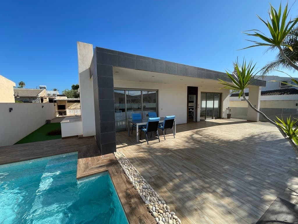 Stunning Modern Villa Near Playa Mar de Cristal – A Unique OpportunityThis beautifully designed 6-bedroom, 2-bathroom villa sits on a generous 408m² plot, offering a blend of modern style and ultimate comfort. Built in 2016, this home is perfect for families or those seeking a spacious, serene retreat near the coast.Upon entering through the secure gate, you’ll be greeted by a private tiled terrace that opens up to a sparkling private swimming pool complete with an outdoor shower—ideal for those warm summer days. For entertaining, the outdoor barbecue area with a built-in sink provides the perfect space for al fresco dining with friends and family.Inside, the villa is fully air-conditioned with a modern duct system ensuring comfort year-round. The heart of the home features a spacious living area with an open kitchen, perfect for gatherings and relaxation. The layout is cleverly designed, with two corridors, each leading to 3 well-sized bedrooms and 1 bathroom—offering privacy and convenience. Every bedroom comes with its own built-in closet, maximizing storage space.The villa also includes a garden shed with ample room for storage, as well as parking space for at least 3 cars on the property. Additionally, there’s plenty of street parking for guests.An exciting feature of this property is the potential to build a second floor, as the original plan included creating an additional dwelling—making this a fantastic investment opportunity for expansion.The furniture is not included in the sale, but some items may be negotiable.Located just 150 meters from the stunning Playa Mar de Cristal beach on the shores of the Mar Menor, this villa offers the best of coastal living with tranquil surroundings. Even more, amenities such as shops, restaurants, and services are just a short walk away, making everyday convenience part of the lifestyle.Don’t miss out on this rare opportunity to own a modern, spacious villa in one of the most sought-after areas of the Mar Menor.Your dream home awaits!