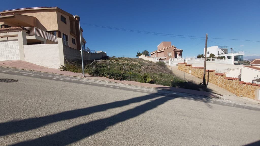 Plot for Sale – La Marquesa del Golf, Ciudad QuesadaDreaming of building your home in an idyllic setting&8364; This 507 m² plot is perfect for you!Prime Location:- Just 10 minutes’ walk from La Marquesa Golf- Close to all amenities- 10 minutes from the beaches of Guardamar del SeguraA peaceful and green environment, ideal for golf and nature loversDon't miss this unique opportunity!Contact us now for more information.