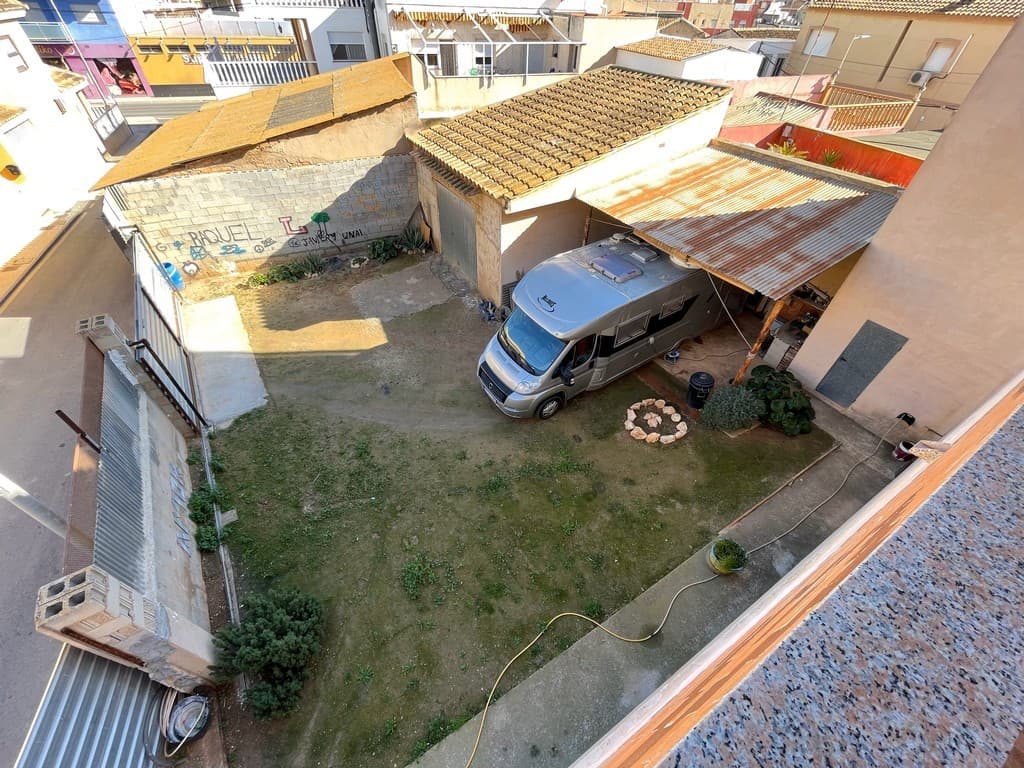 Building Plot for Sale – 162 m² with Carport and WorkshopUnique opportunity! A 162 m² plot of land, ideally located, including:A carportA gardenA 31 m² workshop, equipped with a 1.80 m inspection pitThe land is buildable, and a study has been carried out for a project to construct two semi-detached single-family homes with a ground floor + 1 upper floor and a garage (Basic and Execution Project).The purchase of the plot is only possible in combination with the purchase of the adjoining house (MR-0774MM).Contact us for more information!