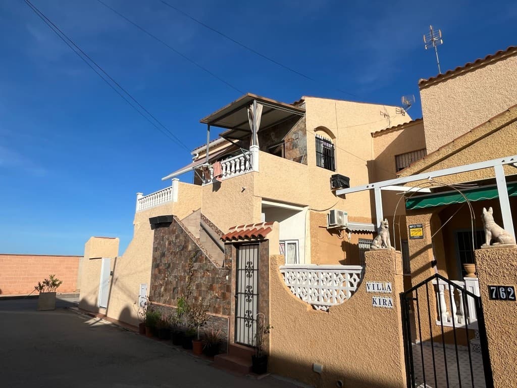 Beautiful property in the Oasis area, Los Narejos!This charming home offers everything you need for a comfortable lifestyle. Upon entering the plot, you are greeted by a patio, which provides access to a convenient storage room – perfect for extra storage space.On the first floor, you’ll find a west facing terrace. Inside the apartment, there is a cozy living room, dining area, and a renovated kitchen.The property features two bedrooms and one bathroom. The living room is equipped with air conditioning, ensuring a comfortable temperature year-round.With the Mar Menor beaches just 1.5 km away, this location is ideal for a vacation home, but also perfect for permanent living. Everything you need is within walking distance, including facilities and even a school nearby.In short, a perfect home in a fantastic location! Don’t miss this opportunity and come take a look soon!
