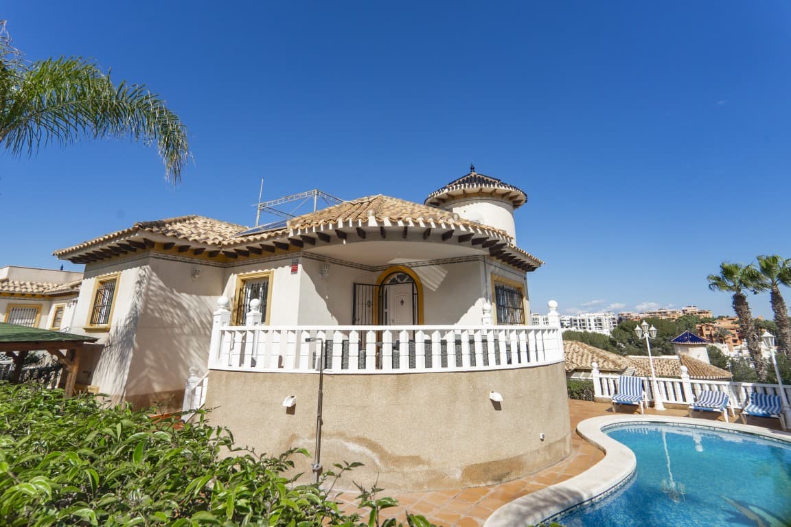 We presents at the Costa Blanca Alicante a Beautiful Villa in Villa Martin! With 4 bedrooms and 3 bathrooms! On the floor level there is a large living room with open kitchen and stairs to a roof solarium further double bedroom with en suite bathroom and twin bedrooms and a bathroom with a bath! Downstairs there is 2 twin bedrooms with a shower! Also a large games room with bar, satelite TV and wifi! Outside an area with BBQ and garden furnture inc sunbeds! There is ample outside space from near the pool to the spacious roof solarium with amazing views over the villa martin golf course! The Villa has a Tourist Licence and a proven history of rental income! Only 10m drive to Center Commercial La Zenia!
