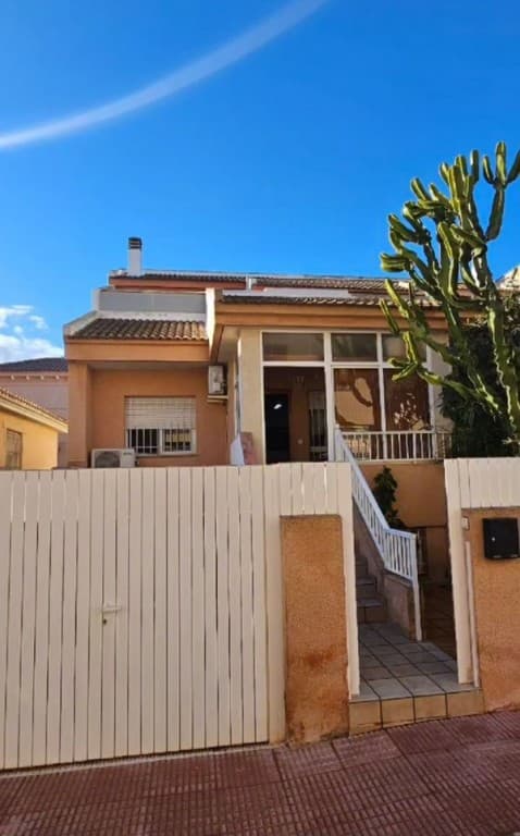 Discover your new home in the heart of Los Alcázares!This charming semi-detached chalet is the perfect place for those seeking space, comfort, and an unbeatable location. Designed as a duplex, it offers five spacious bedrooms and three bathrooms, making it ideal for large families or hosting guests. The property features two fully equipped kitchens and two living rooms, providing versatility and comfort in every corner.Enjoy outdoor moments in its cozy garden or relax on the terrace while soaking up the Mediterranean climate. Additionally, a convenient storage room allows you to keep everything organized. Air conditioning ensures a cool and pleasant atmosphere during the warmer months.Strategically located near the town hall, shops, and supermarkets, this home offers the convenience of having everything within reach. Built-in wardrobes provide extra storage space, optimizing every square meter. Despite being a second-hand property, it is in good condition and ready to become your new home.The garage has 61 m² of usable space and 71.66 m² of built space, making it ideal for creating a game room, a wine cellar, or anything you desire.Don't miss this unique opportunity to live in one of the most sought-after areas of Los Alcázares. Come visit and fall in love with it!