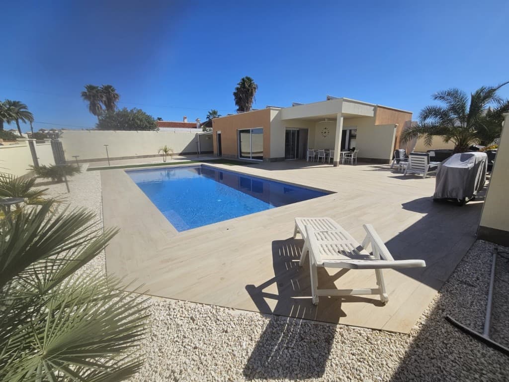 Detached villa with 4 bedrooms and separate guest house. Beautiful detached villa on an 800 m² plot in the sought-after Torreta Florida area of Torrevieja! This property features a living and dining room, an open kitchen, four bedrooms, 2 bathrooms and a spacious laundry room. The kitchen is directly adjacent to the large terrace of 150 m². There are two large terraces with a large 10 x 4.5 m pool, next to it you will find the jacuzzi and an outdoor shower with hot water.For hot summer days, there is a large carport where you can park your car out of the sun.There is a separate guest house of 63 m² currently used as a storage room, but previously had a living and dining room, kitchen, a bedroom and a bathroom. All the facilities are there to use back as a home, subject to renovation.The villa has central air conditioning in every room, so you can enjoy a pleasant temperature all year round. There are 30 solar panels on the roof and a 15 kW battery. The electricity bill is 0 euros. This is the ideal house for a family looking for comfort, tranquillity and an unparalleled connection with nature.Within walking distance you will find restaurants and bars. Only 2 km away you will find supermarkets, pharmacy, banks and any other services you may need. As well as Torrevieja's shopping centre, Habaneras. Torrevieja is a lively city all year round and here you will find entertainment for the whole family and all ages. For beach lovers, there is a great selection of beaches in the area.