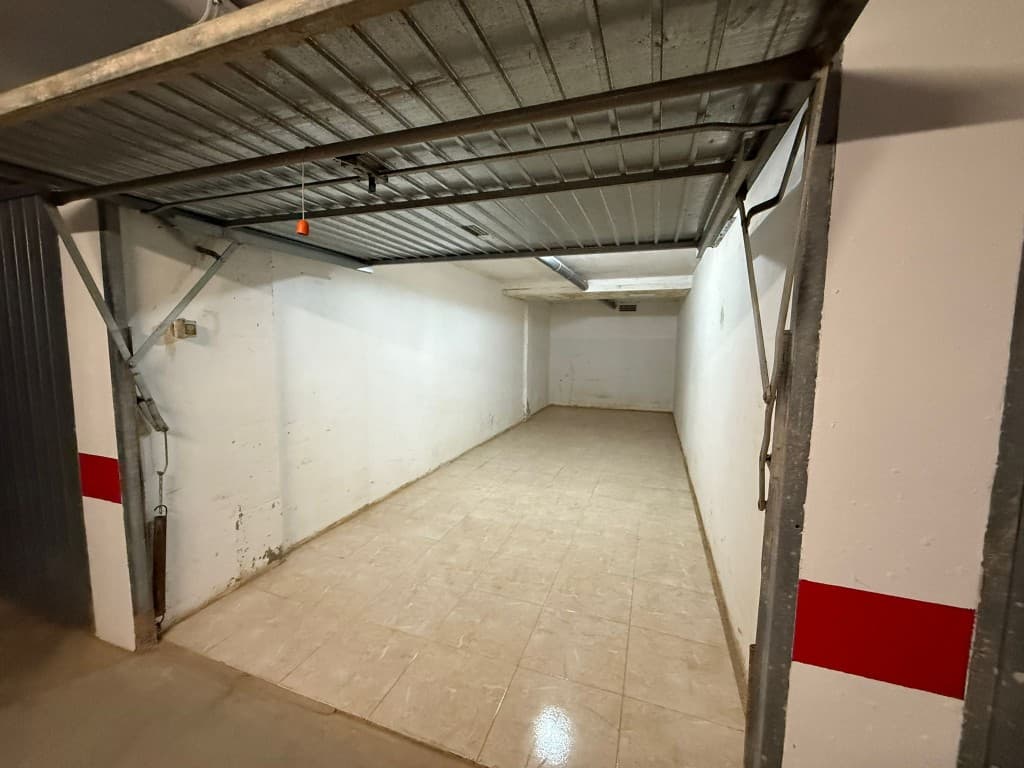 For Sale: Spacious Garage in Los Alcázares – Right Next to Hotel 525Spacious enclosed garage measuring 2.8 meters by 8 meters, ideally located right next to Hotel 525 in Los Alcázares. This garage offers ample space to safely park a car and store personal belongings such as bicycles, tools, or beach gear.The garage is part of a secure complex, accessible via a shared automatic gate. The garage door itself is manually operated. With its excellent location and generous size, this is the perfect solution for anyone looking for secure parking or extra storage space in the heart of town.For more information or to arrange a viewing, feel free to contact us.