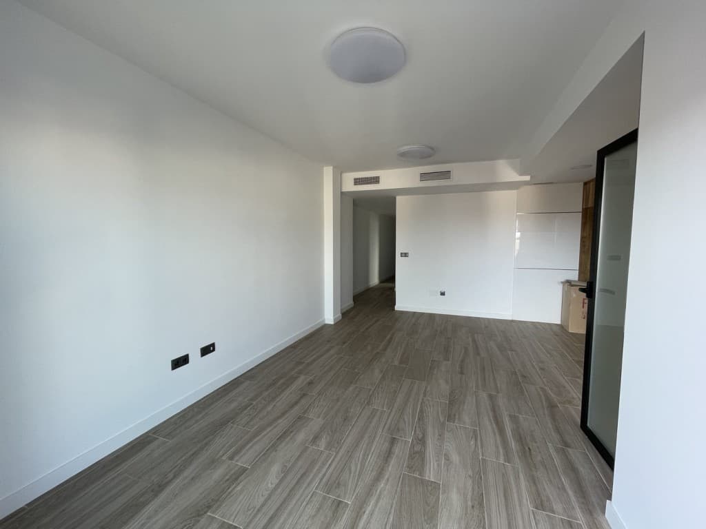 Algorfa – Resale Apartment in Modern Residence with Private Solarium, Pool and ViewsResale apartment located in a recently built residential complex in Algorfa. Purchased off-plan by a private owner, the property has never been lived in. It is now being resold by its first owner, with final finishes still in progress, offering a nearly-new opportunity, with delivery scheduled for September 2025.Located on the 2nd and top floor, with elevator access, the apartment features:An entrance hall leading to2 bedrooms with built-in wardrobes2 fully equipped bathrooms with showersA bright living-dining area with an open-plan kitchen featuring wood-style finishes, equipped with dishwasher, ceramic hob, extractor hood, microwave, oven, and refrigeratorA laundry roomA balcony with open views of the surroundings and the mountains, accessible through sliding glass doorsOn the rooftop, enjoy a private 32 m² solarium, ideal for sunbathing, dining, or relaxing.In the basement:A secure private parking spaceA storage room (trastero)Both accessible by elevatorCommunal amenities include:A rooftop swimming poolA shared fitness roomEnergy certificate expected: ASpecifications (quality report) available upon requestAbout AlgorfaAlgorfa is a charming Spanish town on the southern Costa Blanca, near Guardamar del Segura and Torrevieja. Surrounded by citrus groves and rolling hills, it offers a peaceful, authentic setting with sunshine nearly all year round.Just 35 minutes from Alicante Airport, Algorfa combines nature, local markets, Mediterranean lifestyle, and the prestigious La Finca Golf Resort. It’s ideal for a main residence, holiday home, or a safe rental investment.